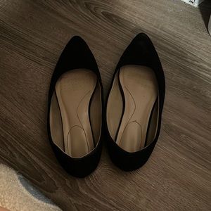 Pointed toe black flat